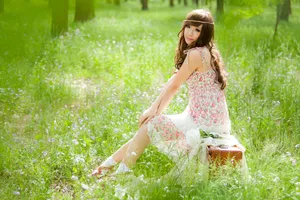 美女郊外青春气息写真壁纸_2