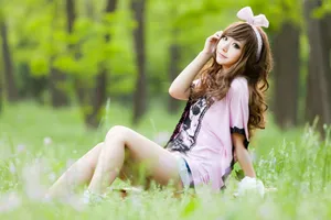 美女郊外青春气息写真壁纸_4