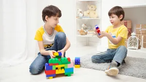 孩子拼积木玩具图片