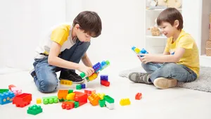 孩子拼积木玩具图片_5