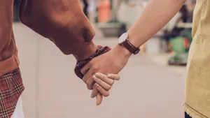 情侣牵手图片