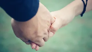 情侣牵手图片_10