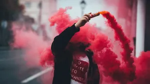 手拿彩色烟雾弹的人_1