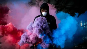 手拿彩色烟雾弹的人_5
