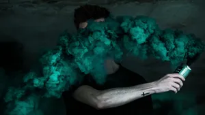 手拿彩色烟雾弹的人_8