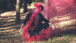 手拿彩色烟雾弹的人_9