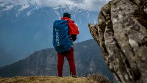 背包的登山者图片_4