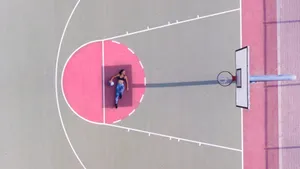 俯视躺着的美女图片_8