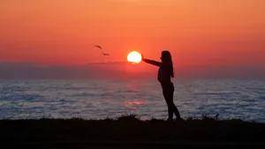夕阳下的人物剪影素材图片