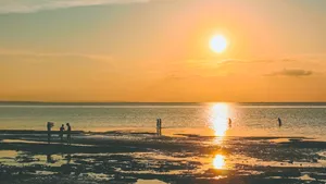 夕阳下的人物剪影素材图片_2
