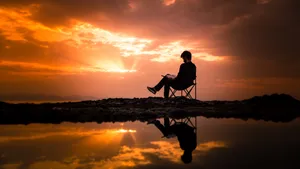 夕阳下的人物剪影素材图片_8