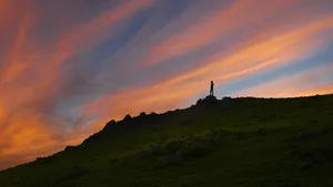 夕阳下的人物剪影素材图片_9