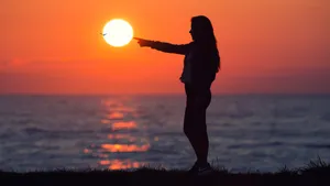 夕阳下的人物剪影素材图片_10