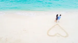情侣海边浪漫的图片_2