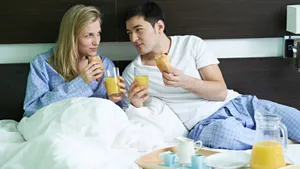 热恋中的情侣共进早餐图片_7
