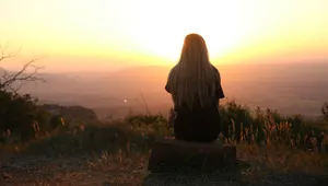 夕阳下的美女身影图片_4