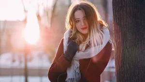 夕阳下的美女身影图片_5