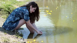 湖边美女人物图片_2