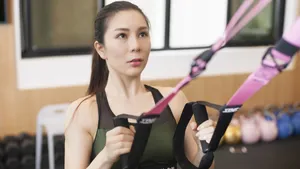 健身房里健身的女人图片_2