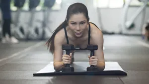 健身房里健身的女人图片_9