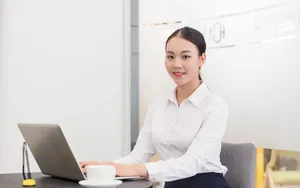 工作中的女性白领图片