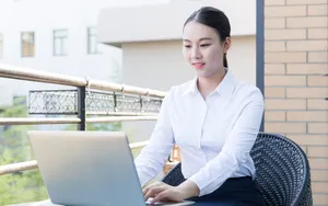 工作中的女性白领图片_2