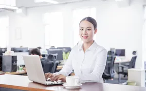 工作中的女性白领图片_3