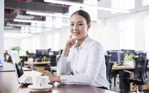 工作中的女性白领图片_5
