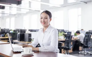 工作中的女性白领图片_6
