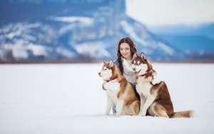 美女女人与狗玩耍图片_8
