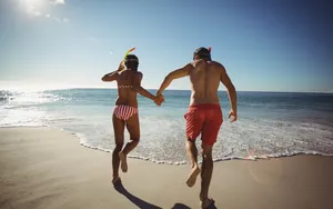 情侣夫妻海边度假旅行图片_11