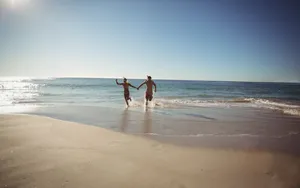 情侣夫妻海边度假旅行图片_12