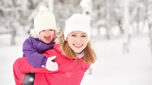 冬季雪地上嬉戏玩耍图片_2