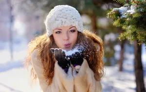 冬季雪地上嬉戏玩耍图片_4
