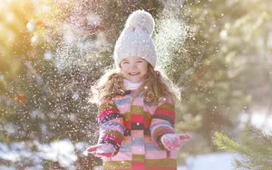 冬季雪地上嬉戏玩耍图片_5