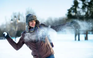 冬季雪地上嬉戏玩耍图片_8