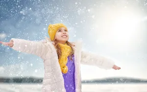 冬季雪地上嬉戏玩耍图片_12