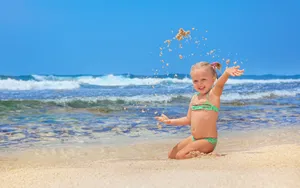 海边沙滩上玩耍的儿童图片_2