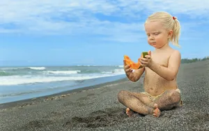 海边沙滩上玩耍的儿童图片_7