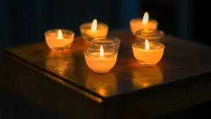 燃烧的蜡烛烛光图片_2