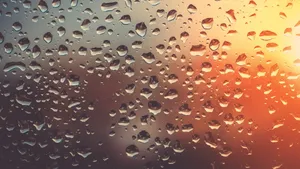 玻璃上的雨滴图片_11
