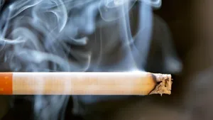 点燃的香烟图片