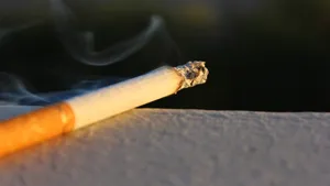 点燃的香烟图片_7