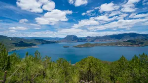 泸沽湖里格半岛风景壁纸_12