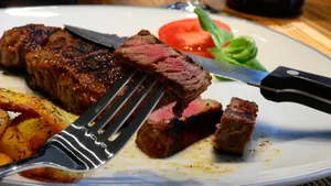 肉质鲜嫩的牛排图片_4