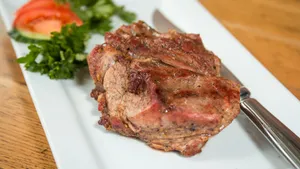 肉质鲜嫩的牛排图片_5