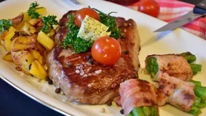 肉质鲜嫩的牛排图片_7
