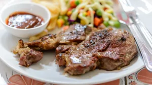 肉质鲜嫩的牛排图片_8