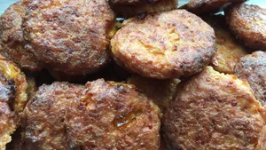 香喷喷油炸肉圆肉饼图片_2