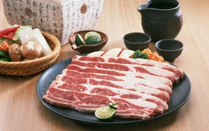 餐桌上的雪花牛肉图片_2